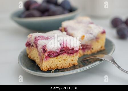 Hausgemachte Pflaume Meringue Pie auf einem Teller Stockfoto