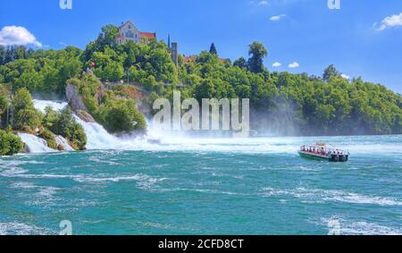 Rheinfall mit Schloss Laufen und Rundfahrtboot, Neuhausen am Rheinfall, Rhein, Kanton Schaffhausen, Schweiz Stockfoto