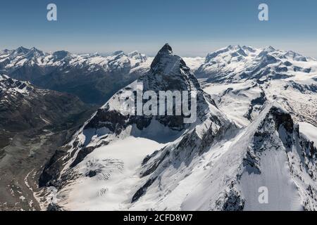 Italien, Piemont, Schweiz, Kanton Wallis, Walliser Alpen, Zermatt, im Vordergrund Dent d'Herens von oben und Matterhorn von Westen mit Stockfoto