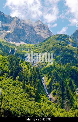 Berglandschaft mit Wasserfall im Bregenzerwald Stockfoto