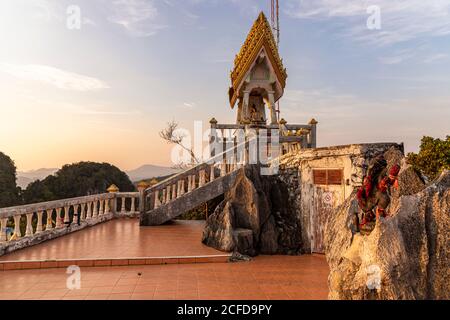 Plateau des Tiger Cave Mountain, Tiger Cave Temple (Wat Tham Sua) im Abendlicht, Krabi Town, Thailand Stockfoto