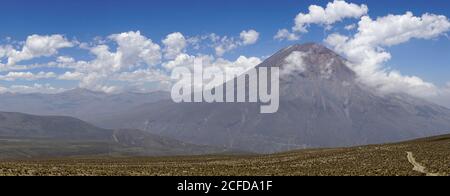 Vulkan Misti mit Wolken, Salinas und Aguada Blanca National Reservation, Arequipa Region, Peru Stockfoto