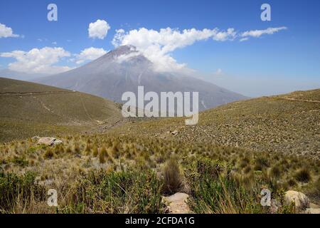 Vulkan Misti mit Wolken, Salinas und Aguada Blanca National Reservation, Arequipa Region, Peru Stockfoto