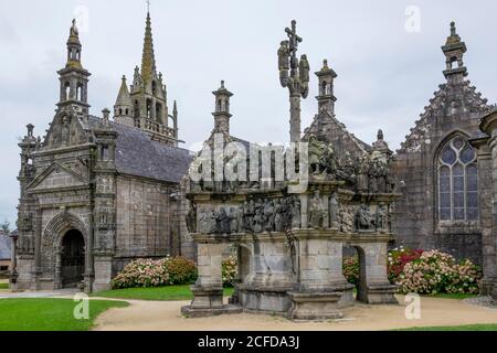 Religiöse Persönlichkeiten, Calvaire von Guimiliau, und Kirche St-Miliau, Lampaul-Guimiliau, Bretagne, Frankreich Stockfoto