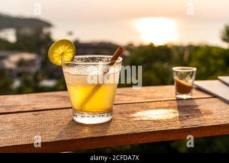 Cocktails bei Sonnenuntergang über dem Strand Mae Haad, Koh Phangan. Thailand Stockfoto