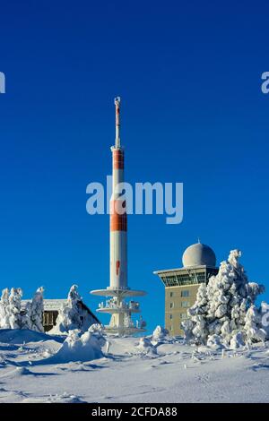 Sender Mast und Brocken Herberge auf dem Winter schneebedeckten Brocken, Winter, Schnee, Harz, Berg, Schierke, Sachsen-Anhalt, Deutschland Stockfoto