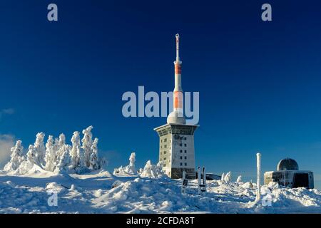 Sender Mast und Brocken Herberge auf dem Winter schneebedeckten Brocken, Winter, Schnee, Harz, Berg, Schierke, Sachsen-Anhalt, Deutschland Stockfoto