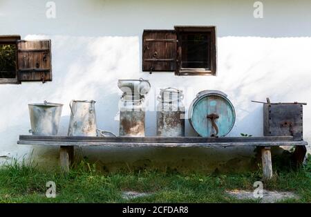 Alte Milchdosen, Zinkeimer, Waschtrommel vor einem Bauernhof, Freilichtmuseum Glentleiten, Großweil, Oberbayern, Bayern, Deutschland Stockfoto