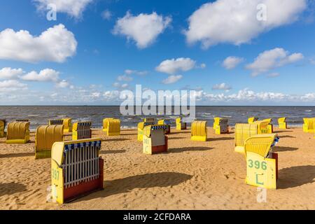 Gelbe Strandliegen am Hochwasser am Strand von Cuxhaven-Doese, Doese, Cuxhaven, Niedersachsen, Deutschland Stockfoto