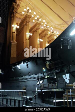 Dirigentenpult im versteckten Orchestergraben mit Blick aus dem Saal des Richard Wagner Festspieltheaters, Bayreuth, Franken, Oberfranken Stockfoto