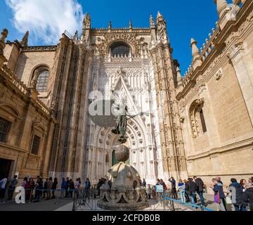 Touristen warten am Eingang der Kathedrale, Bronzestatue Giraldillo vor dem Haupteingang, Kathedrale von Sevilla, Catedral de Santa Stockfoto