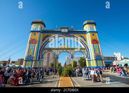 Besucher am Eingangstor, Feria de Abril, Sevilla, Andalusien, Spanien Stockfoto