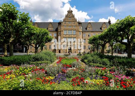 Hof und Blumenbeete am Friedensplatz, Oberhausen, Ruhrgebiet, Nordrhein-Westfalen, Deutschland Stockfoto