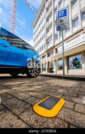 Parksensoren zeigen den Smart Poles freie Parkplätze, Smart Poles sind intelligente Straßenlaternen, Parkwächter, kostenlose Ladestation Stockfoto