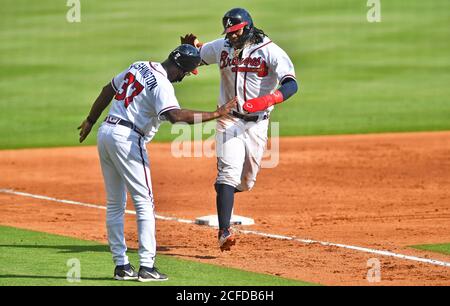 04. September 2020: Braves-Outfielder Ronald Acu-A Jr. (rechts) feiert mit dem dritten Base Coach Ron Washington (links), nachdem er beim dritten Inning eines MLB-Spiels gegen die Nationals im Truist Park in Atlanta, GA, einen Heimlauf gemacht hat. Austin McAfee/CSM Stockfoto