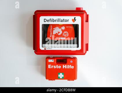 Defibrillator und erste-Hilfe-Set hängen an einer Wand im öffentlichen Raum am Flughafen Düsseldorf, Nordrhein-Westfalen Stockfoto