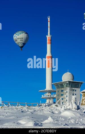 Heißluftballon mit Sendermast und Brocken-Herberge auf dem winterverschneiten Brocken, Harz, Schierke, Sachsen-Anhalt, Deutschland Stockfoto