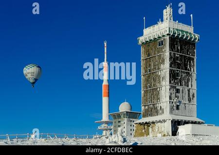 Heißluftballon mit Sendermast und Brocken-Herberge auf dem winterverschneiten Brocken, Harz, Schierke, Sachsen-Anhalt, Deutschland Stockfoto