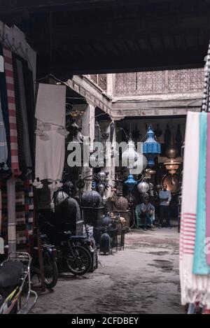 Marrakesch, Marokko - 22. Oktober 2018: Auswahl an verschiedenen glänzenden traditionellen Lampen, die auf dem Straßenladen im östlichen Basar hängen Stockfoto