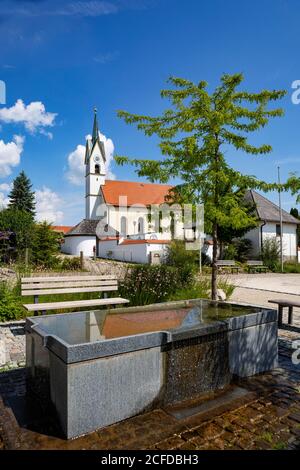 Brunnen vor der Kirche Sankt Florian, Tettenhausen am Tachinger See, Rupertiwinkel, Oberbayern, Bayern, Deutschland Stockfoto