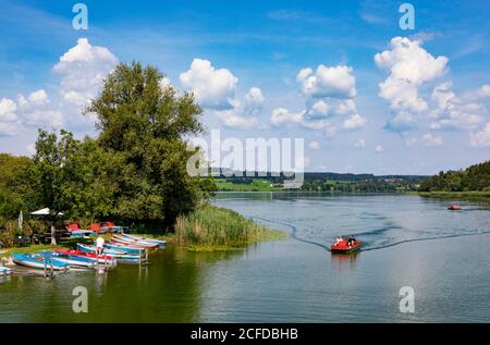 Bootsverleih am Tachinger See bei Tettenhausen, Rupertiwinkel, Oberbayern, Bayern, Deutschland Stockfoto