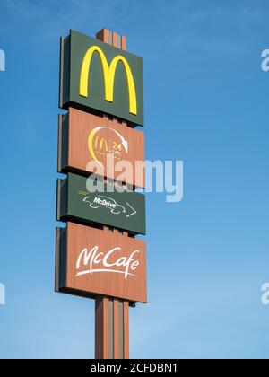 Bukarest/Rumänien - 05.16.2020: McDonald's Restaurant Logo gegen blauen Himmel, in Bukarest Stockfoto