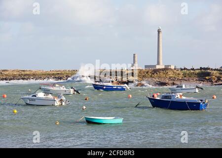 Der kleine Hafen mit Booten im Sturm von Gatteville le Phare vor dem Leuchtturm. Stockfoto