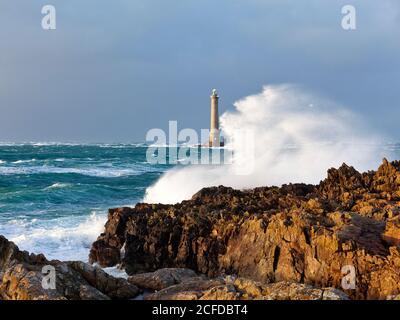 Der Leuchtturm Goury liegt am nördlichsten Punkt der Halbinsel Cotentin, der Normandie. Hier sind die Wellen während eines Sturms am höchsten. Stockfoto