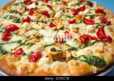 Nahaufnahme der frisch gebackenen Pizza im Restaurant. Stockfoto