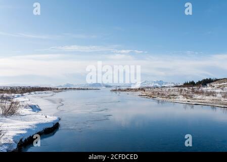 Blick über den See Þingvallavatn im Thingvellir Nationalpark, Island im Winter Stockfoto