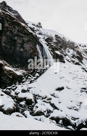 Kleiner Wasserfall bei Seljalandsfoss, Island im Winter Stockfoto