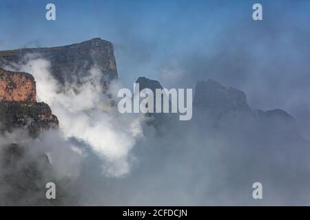 Erstaunliche Aussicht auf Simien Berge Gipfel mit Nebel bedeckt und Wolken im bewölkten Wetter Stockfoto