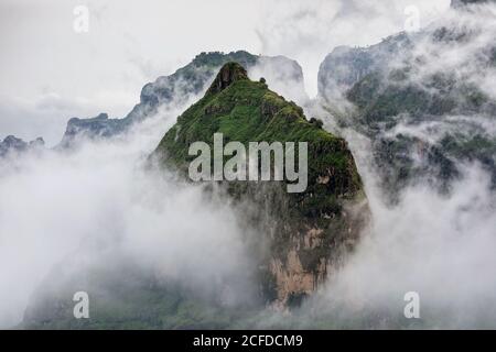 Erstaunliche Aussicht auf Simien Berge Gipfel mit Nebel bedeckt und Wolken im bewölkten Wetter Stockfoto