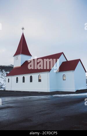 Reyniskyrka Kirche in Vik y Myrdal, Island im Winter Stockfoto