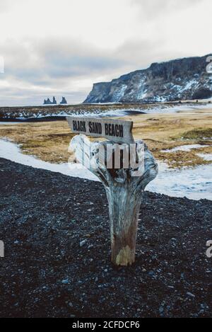 Wegweiser zum Black Sand Beach in Vik y Myrdal Stockfoto