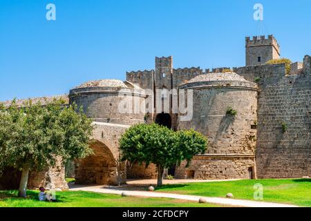 Blick auf die mittelalterliche Stadtmauer und den Graben, das d'Amboise Tor und den Palast des Großmeisters, auf der Insel Rhodos, Griechenland. Stockfoto