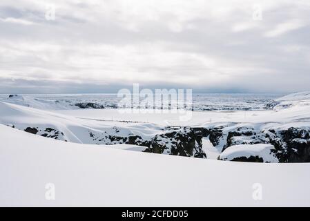 Blick über das schneebedeckte Island von der Fjaðrárgljúfur-Schlucht Stockfoto