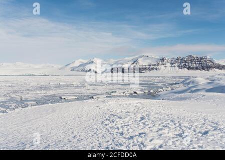 Eisschollen treiben im Winter auf Jokulsarlon, Island Stockfoto