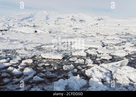 Eisschollen treiben im Winter auf Jokulsarlon, Island Stockfoto