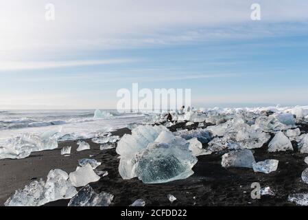 Touristen am Black Diamond Beach mit seinen gleichnamigen Eisformationen, Island Stockfoto