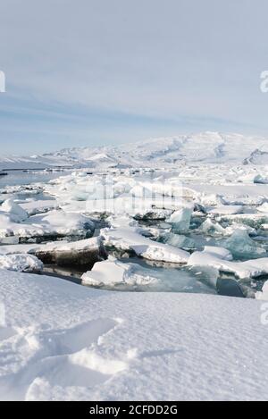 Eisschollen treiben im Winter auf Jokulsarlon, Island Stockfoto