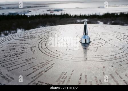 Sonnenkompass, Blick über Reykjavik auf dem Dach von Perlan, Island im Winter Stockfoto