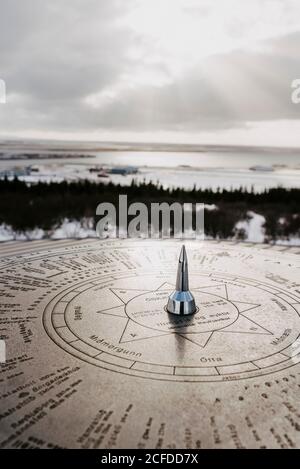 Sonnenkompass, Blick über Reykjavik auf dem Dach von Perlan, Island im Winter Stockfoto