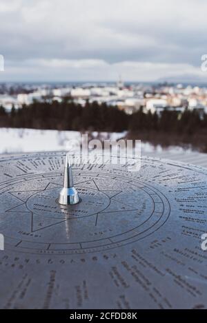 Sonnenkompass, Blick über Reykjavik auf dem Dach von Perlan, Island im Winter Stockfoto