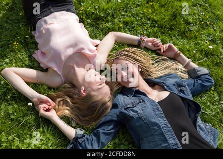 Zwei Lesben liegen im Gras, Hannover, Niedersachsen Stockfoto