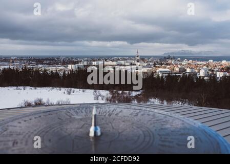 Sonnenkompass, Blick über Reykjavik auf dem Dach von Perlan, Island im Winter Stockfoto