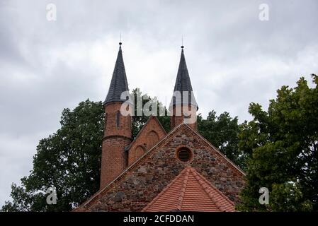 Deutschland, Sachsen-Anhalt, Mahlwinkel, neugotische Backsteinkirche. Stockfoto