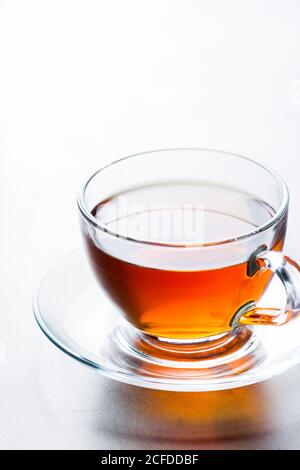 Nahaufnahme von oben Glas Tasse aromatischen heißen Tee platziert Auf der Untertasse auf dem Tisch in der Cafeteria Stockfoto