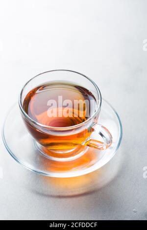 Nahaufnahme von oben Glas Tasse aromatischen heißen Tee platziert Auf der Untertasse auf dem Tisch in der Cafeteria Stockfoto