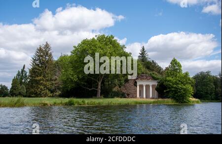 Deutschland, Sachsen-Anhalt, Wörlitz, in einem Portikus ist ein in Stein gemeißelter Brief von Johann Wolfgang von Goethe, den er Charlotte von Stein aus schrieb Stockfoto